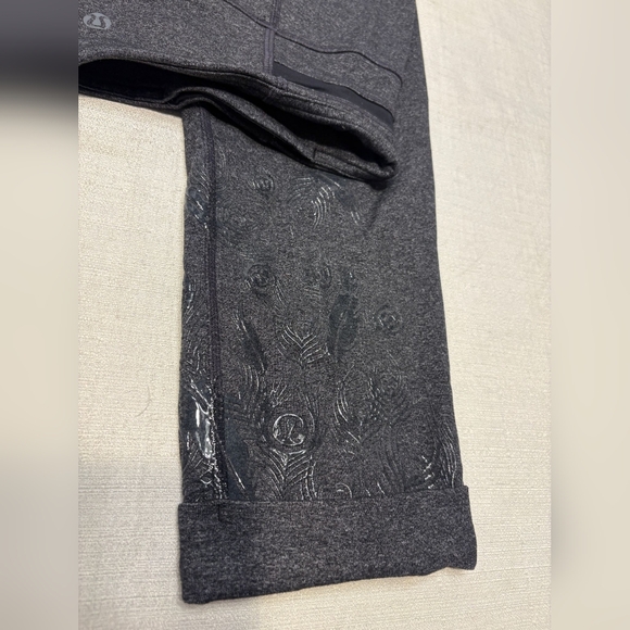 Lululemon Athletica Acro Crop, Embossed Logo , Size -+- 6 - Picture 9 of 9